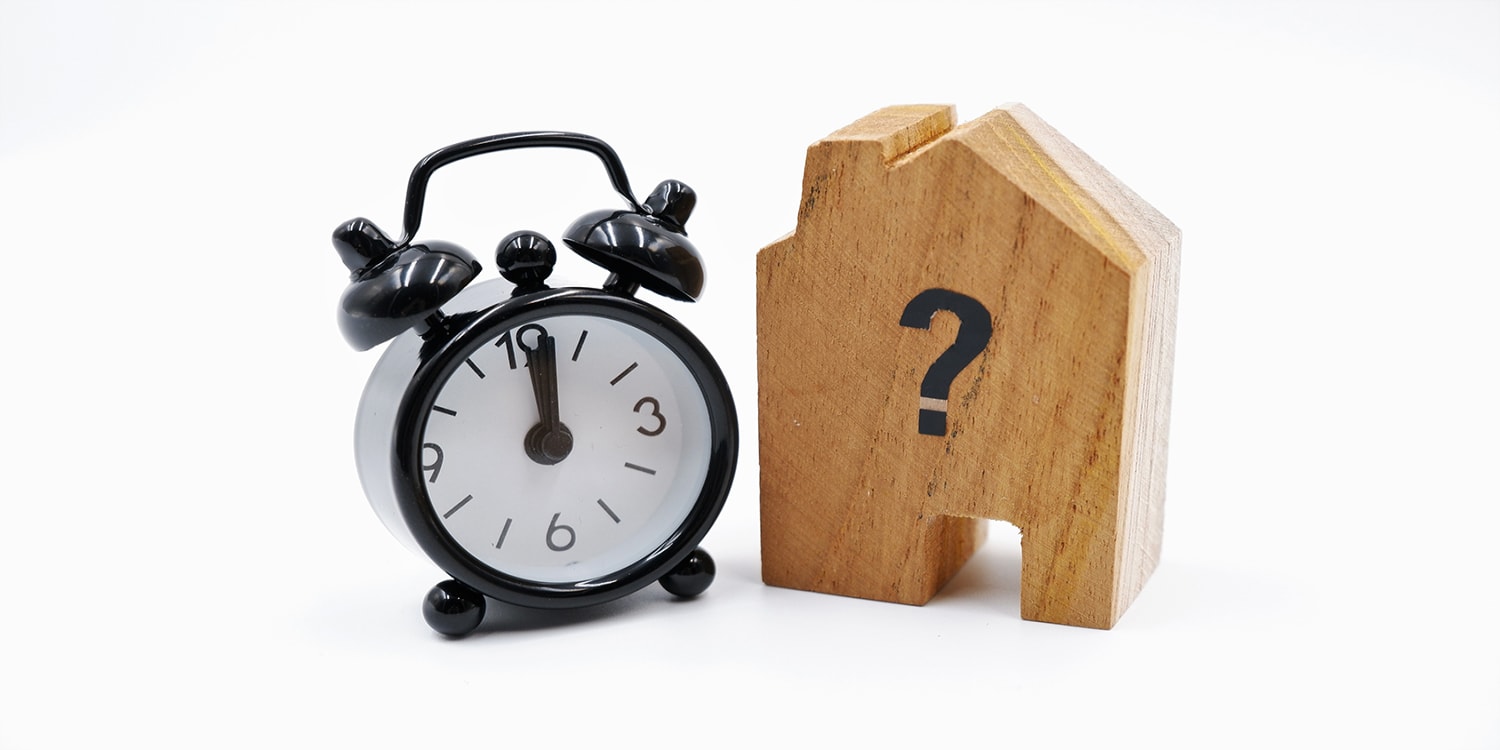 Clock and house, how long to sell house concept